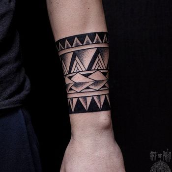 Татуировка мужская полинезия на предплечье узор в виде браслета