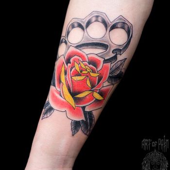 Татуировка женская олдскул на предплечье роза и кастет