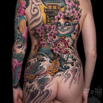 Татуировка женская япония на спине котик на черепахе