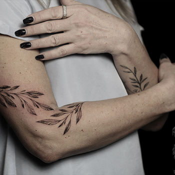 Татуировка женская графика на руках растения