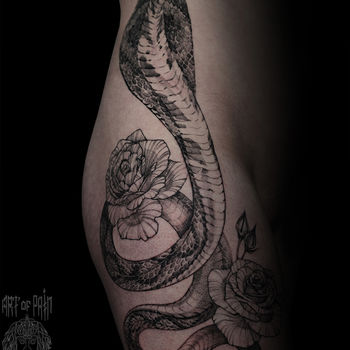 Татуировка женская графика на бедре змея