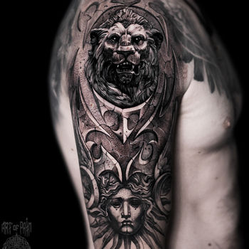Татуировка мужская реализм на плече доспехи со львом и солнцем