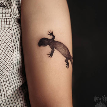 Татуировка женская графика на плече ящерица