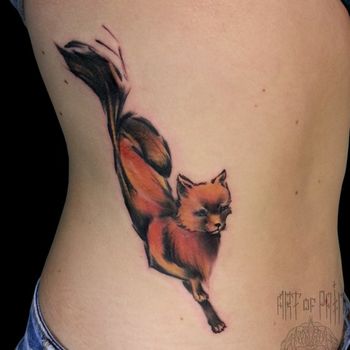 Татуировка женская акварель на боку лиса