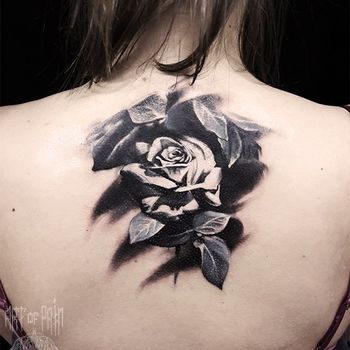 Татуировка женская реализм на спине черно-белая роза