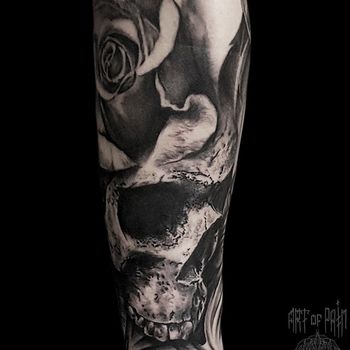 Татуировка мужская реализм на предплечье череп и роза