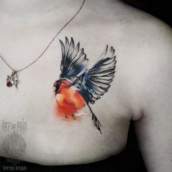 Татуировка женская реализм на груди снегирь