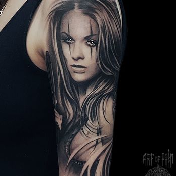 Татуировка женская реализм на плече девушка с пистолетом