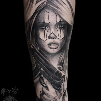 Татуировка мужская чикано на предплечье девушка-клоун с пистолетом в руках
