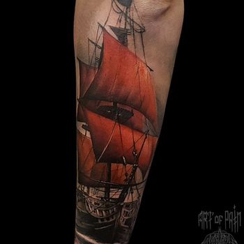 Татуировка мужская реализм на предплечье корабль с алыми парусами