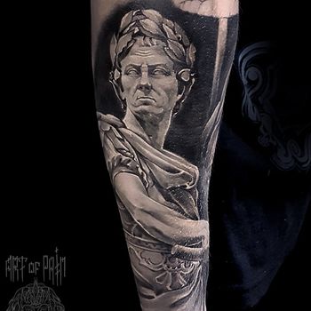 Татуировка мужская black&grey на предплечье статуя Юлия Цезаря