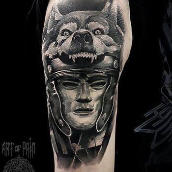 Татуировка мужская black&grey на плече в маске