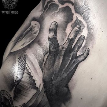 Татуировка мужская black&grey на лопатке рука
