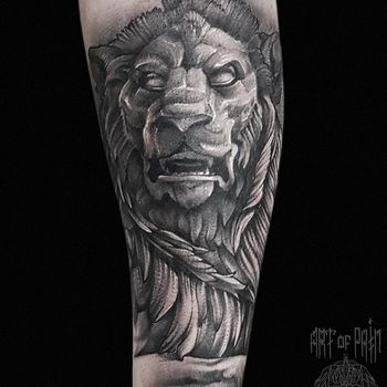 Татуировка мужская black&grey на предплечье лев