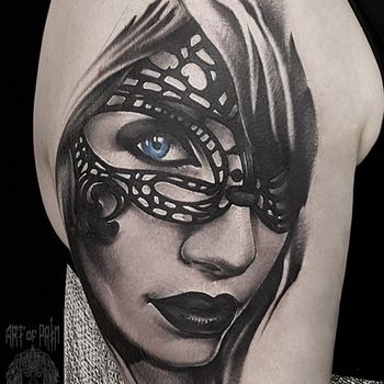 Татуировка женская чикано на плече девушка