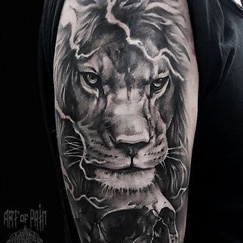 Татуировка мужская black&grey на плече лев и череп