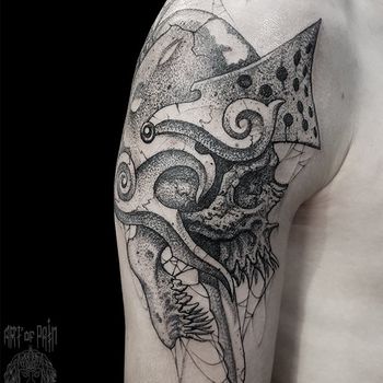 Татуировка мужская графика на плече череп рыцарь