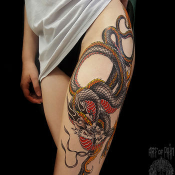 Татуировка женская япония на бедре дракон (вид спереди)