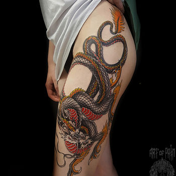 Татуировка женская япония на бедре дракон (вид сбоку)