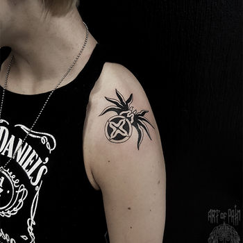 Татуировка женская графика на плече паук