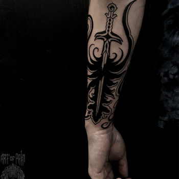 Татуировка мужская графика на предплечье меч