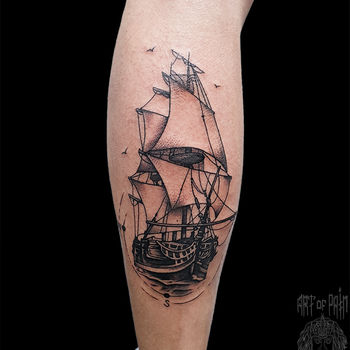 Татуировка мужская графика на голени корабль
