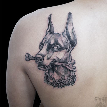Татуировка мужская графика на лопатке собака