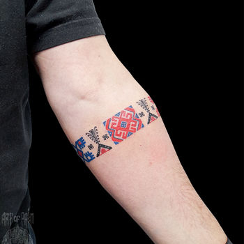 Татуировка мужская орнаментал на предплечье браслет