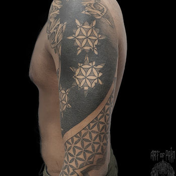 Татуировка мужская орнаментал на плече узор