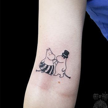 Татуировка женская графика на руке Муми-Тролли