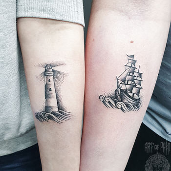 Татуировка парная графика на предплечье маяк и корабль