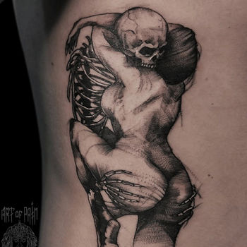 Татуировка мужская графика на боку девушка и скелет