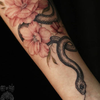 Татуировка женская графика на предплечье змея и цветы яблони
