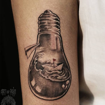 Татуировка женская графика на руке лампочка кораблик