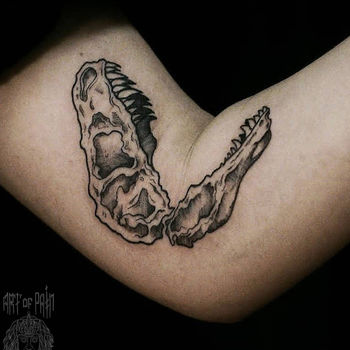 Татуировка женская графика на руке череп