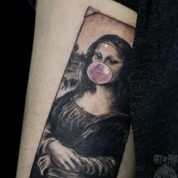Татуировка женская графика на руке Мона Лиза