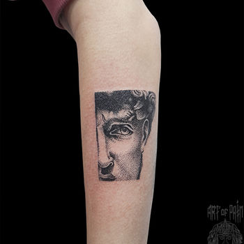 Татуировка женская графика на предплечье Давид портрет