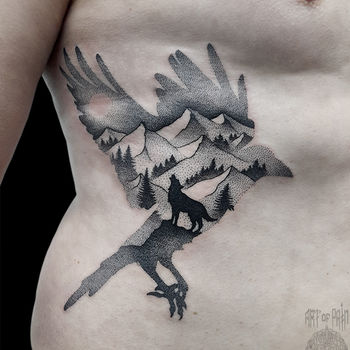 Татуировка мужская графика на боку ворон, волк, пейзаж