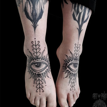 Татуировка женская графика на ногах глаза