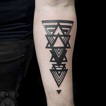 Татуировка мужская графика на предплечье узор из треугольников