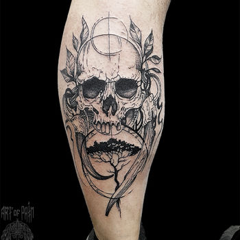 Татуировка мужская графика на голени череп и дерево