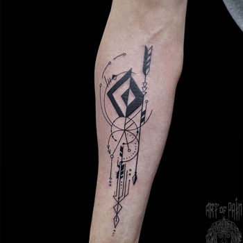 Татуировка мужская графика на предплечье узор и стрела