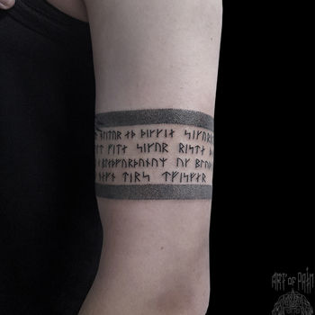 Татуировка мужская графика на руке браслет, надпись