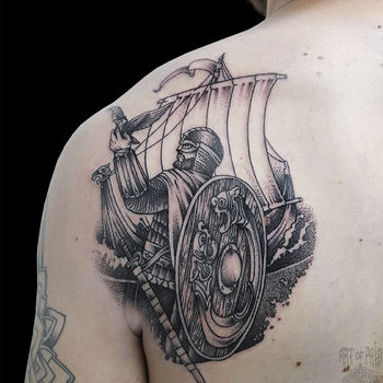 Татуировка мужская графика на лопатке викинг