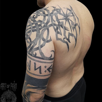 Татуировка мужская графика и трайбл тату-рукав узор и руны