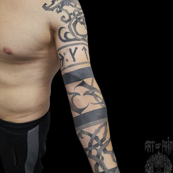 Татуировка мужская графика тату-рукав узор и руны