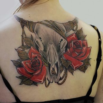 Татуировка женская нью-скул на спине череп