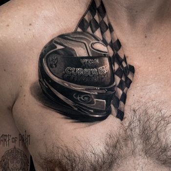 Татуировка мужская реализм на груди мотошлем