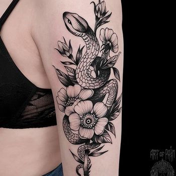 Татуировка женская графика на плече змея и цветы