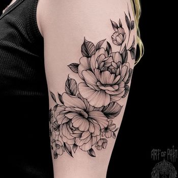 Татуировка женская графика и дотворк на плече цветы